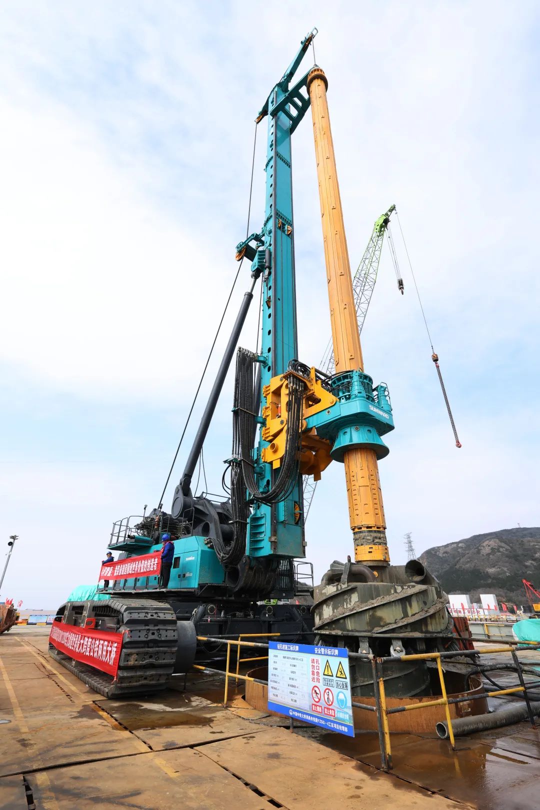 超等装备助建超等工程！yp街机智能超等旋挖钻机SWDM1280推介会乐成举行