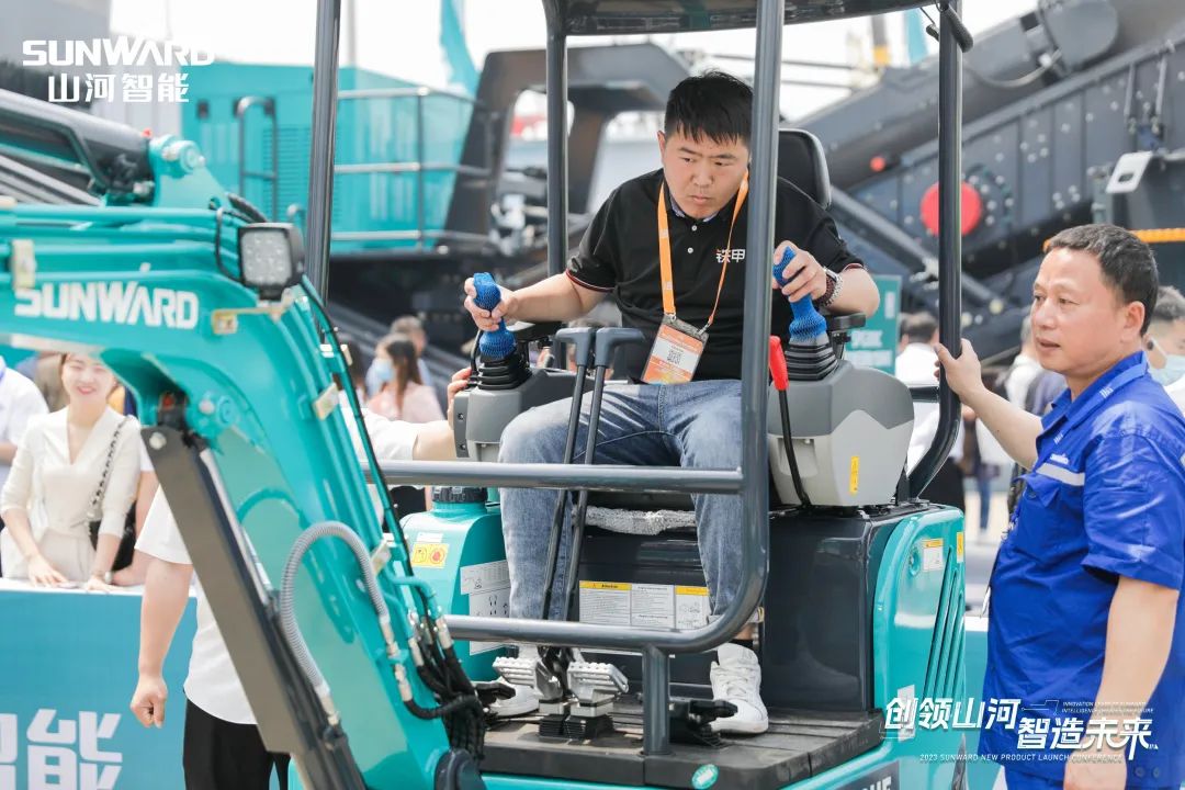 精品出击、互动一直！yp街机智能F系列挖掘机闪灼长沙展