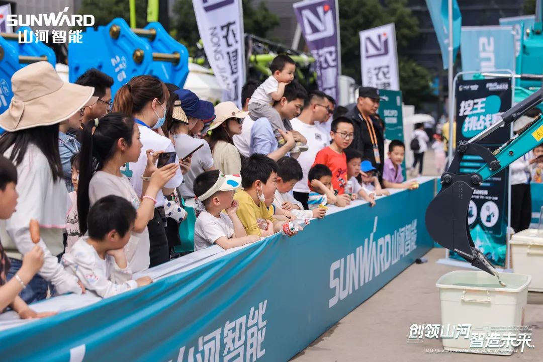 精品出击、互动一直！yp街机智能F系列挖掘机闪灼长沙展