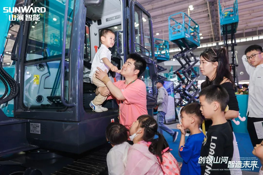 精品出击、互动一直！yp街机智能F系列挖掘机闪灼长沙展