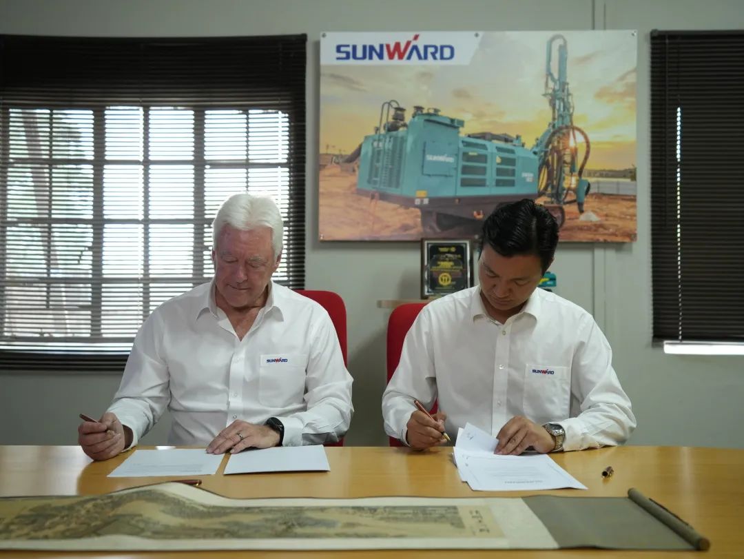 上岸南非，，，，，，，，yp街机智能新型凿岩利器交付客户