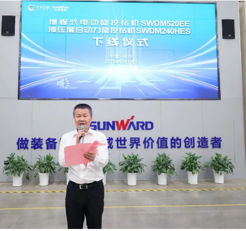 助力“双碳”、绿动未来！yp街机智能增程式电动旋挖钻机、液压混淆动力旋挖钻机齐交付