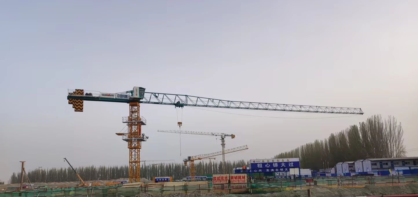 天山脚下的画师！yp街机江麓群塔援疆建设新景致