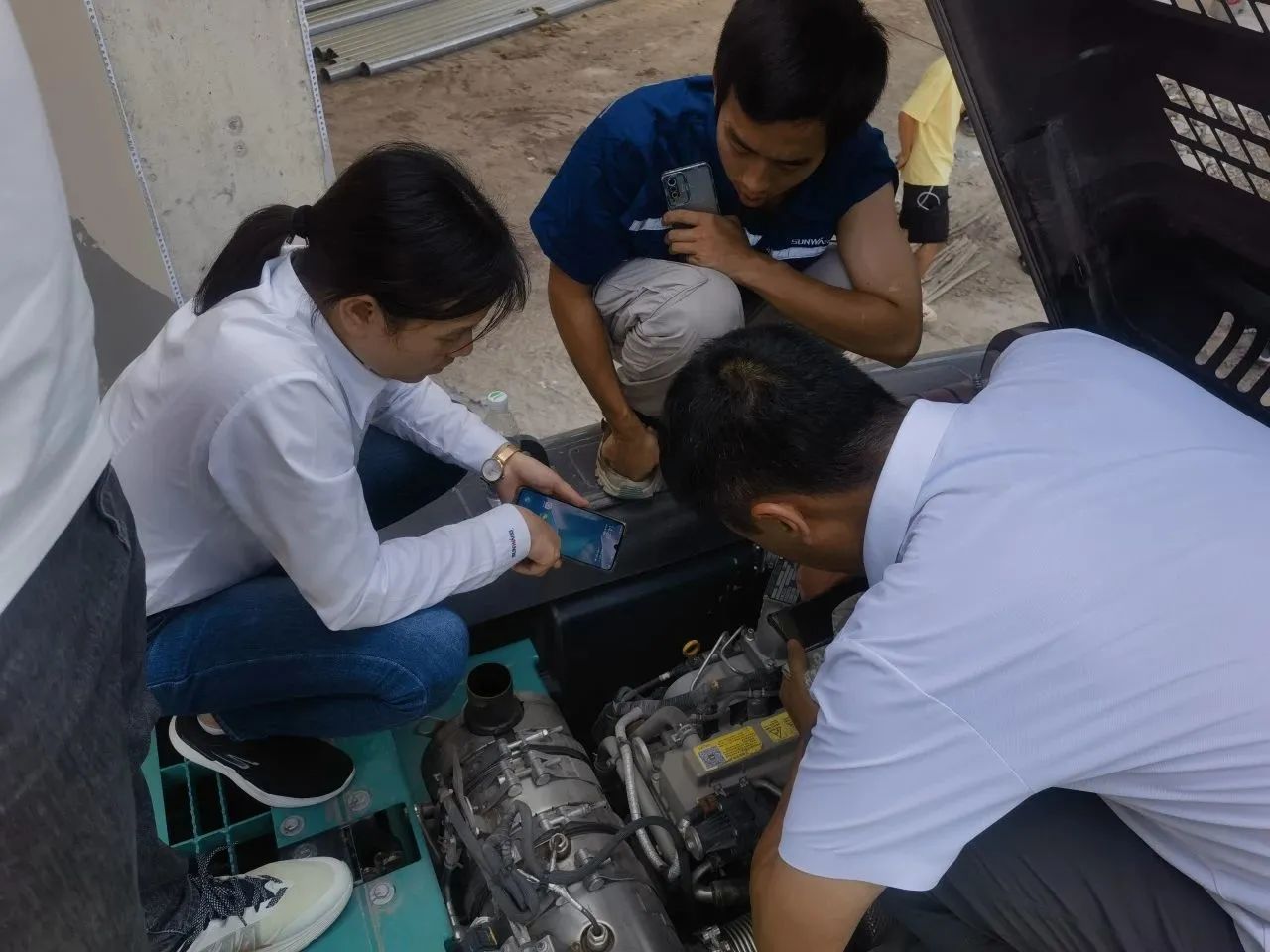 步履一直，，，，，，，效劳不止！yp街机智能挖掘机效劳万里行火热举行中