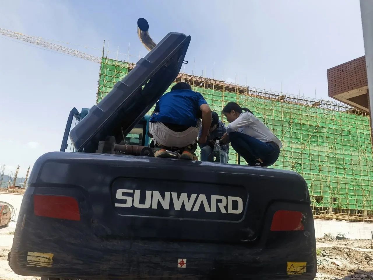 步履一直，，，，，，，效劳不止！yp街机智能挖掘机效劳万里行火热举行中