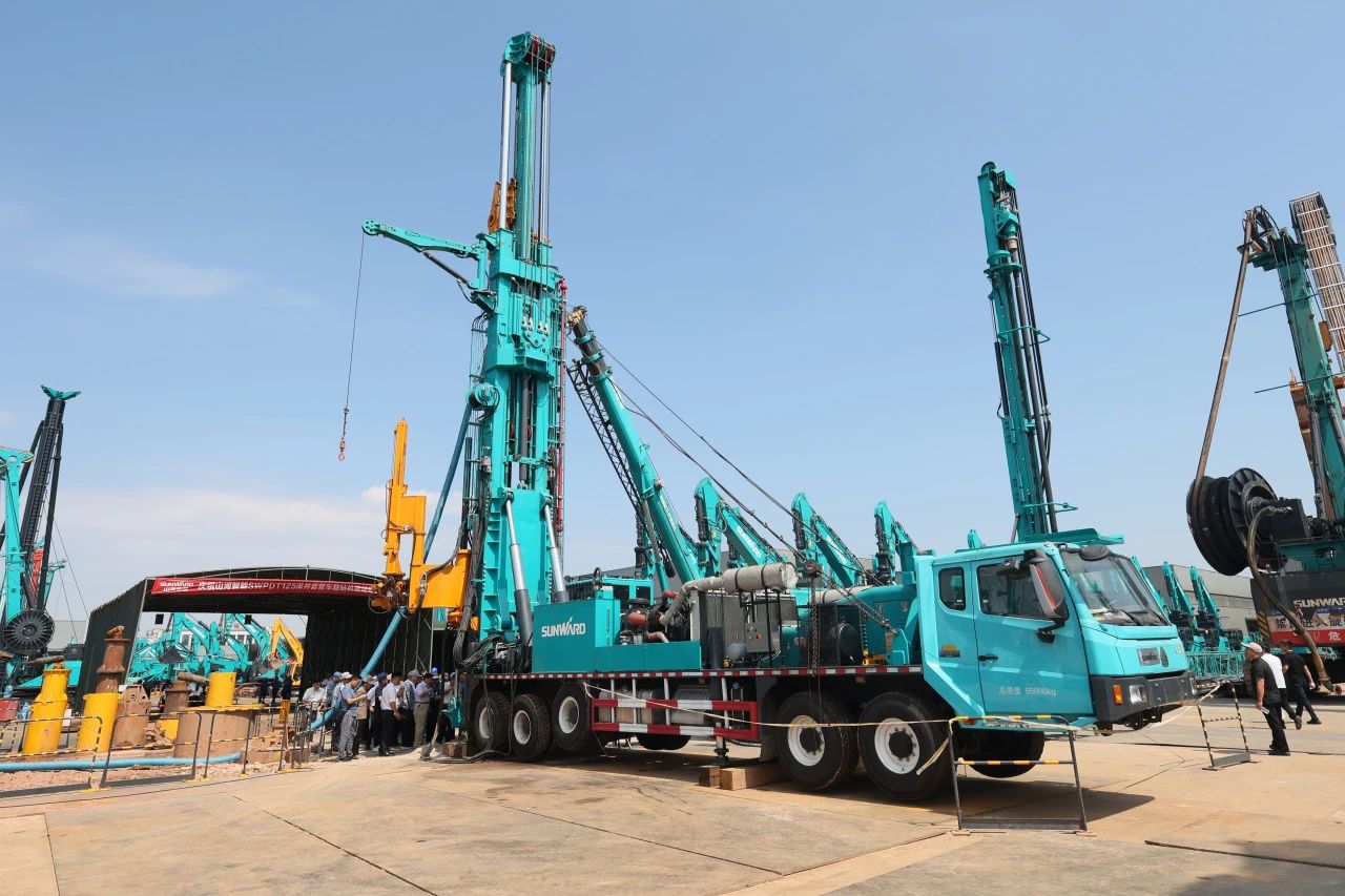 yp街机智能全球首创深井套管车载钻机下线宣布