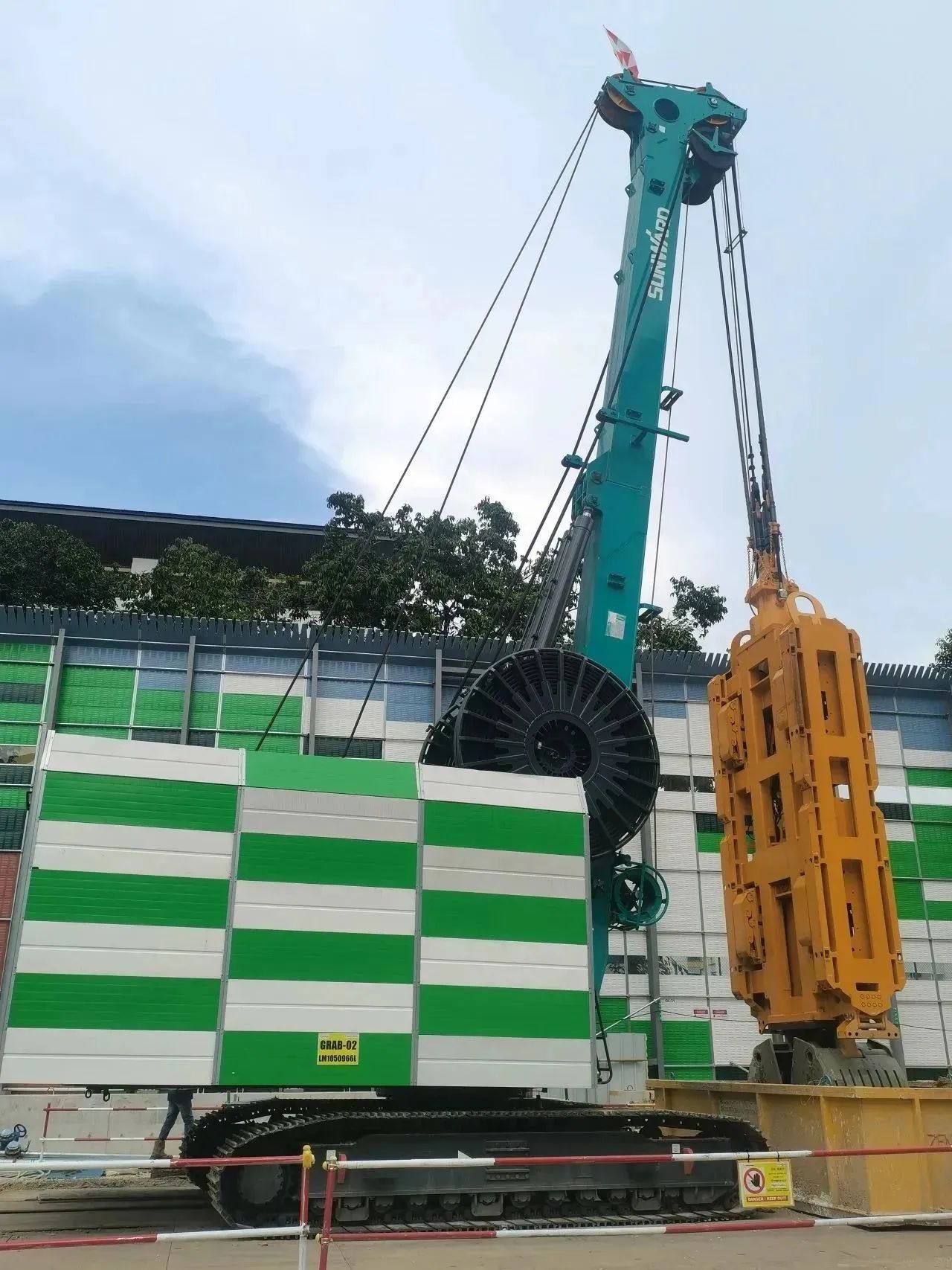 助力海内国际重大工程！yp街机智能液压抓斗实力“出圈”