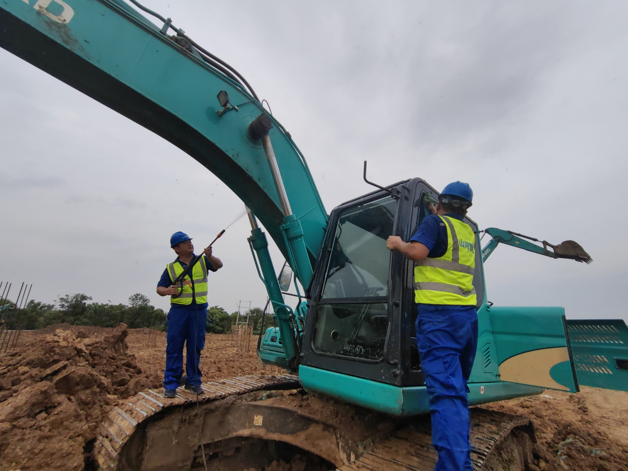 一线“热”闻 | 专业售后，，，专心折务！yp街机智能挖掘机效劳万里行一直在路上