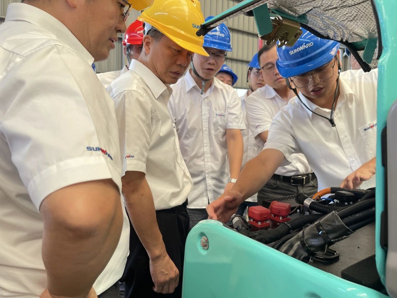 小身段，，，，大能量！yp街机智能最小纯电动液压挖掘机乐成下线