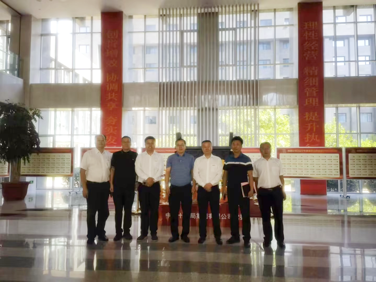 相助共赢！yp街机智能总司理夏志宏带队赴中铁十九局造访交流