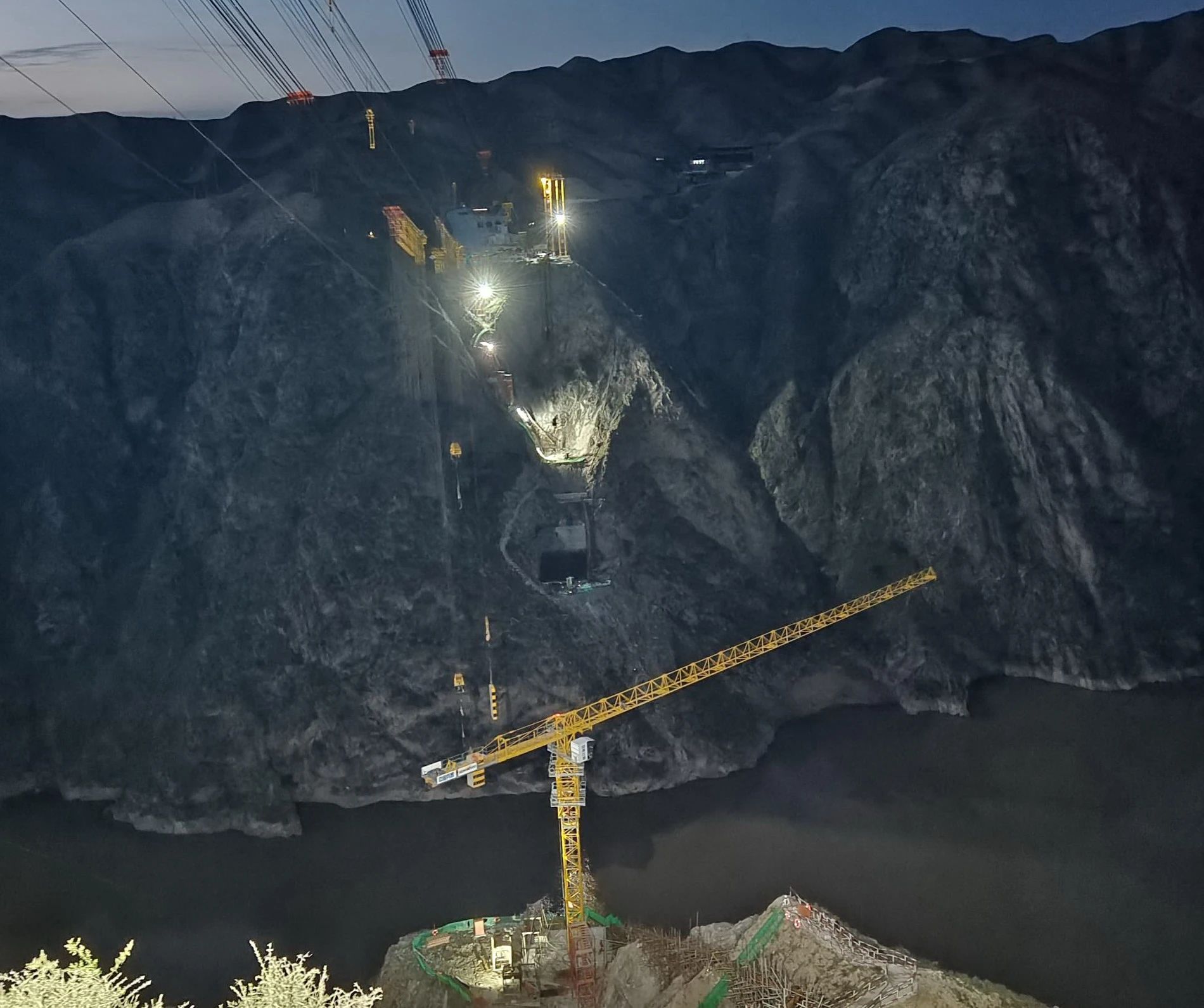 一桥通南北，，，群岭变坦途！yp街机江麓塔机助建洮河大桥