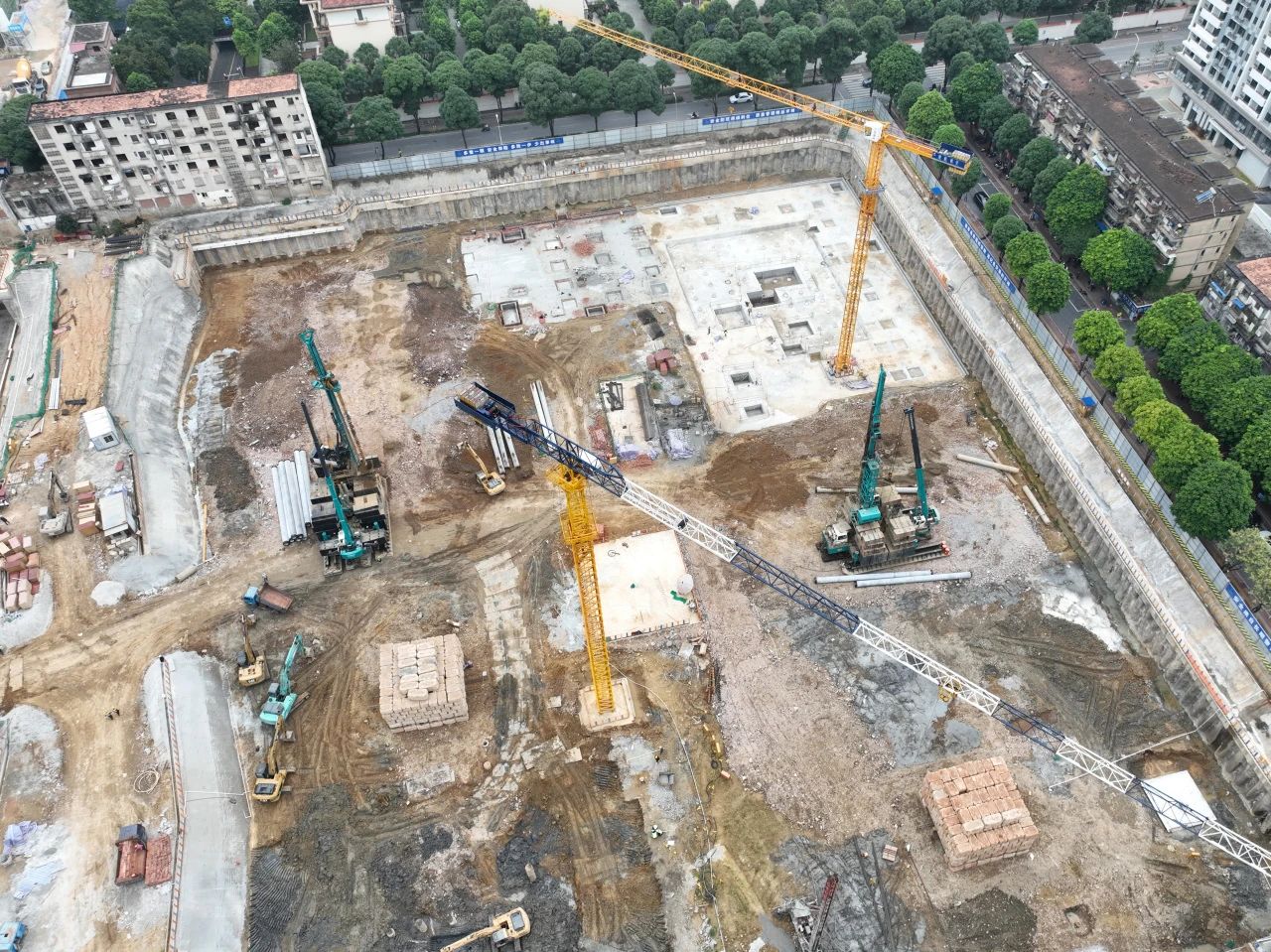 “绿巨人”显神威！yp街机智能引孔式静力压桩机助建“绿城”南宁民生项目