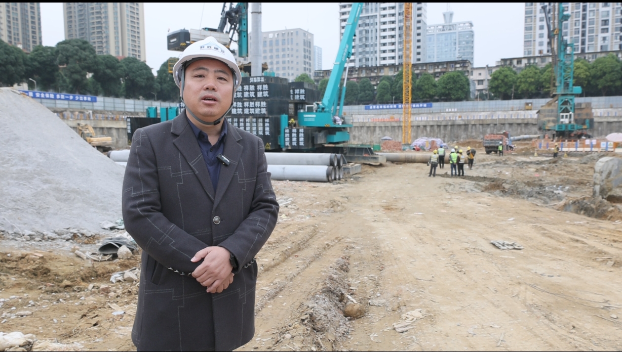 “绿巨人”显神威！yp街机智能引孔式静力压桩机助建“绿城”南宁民生项目
