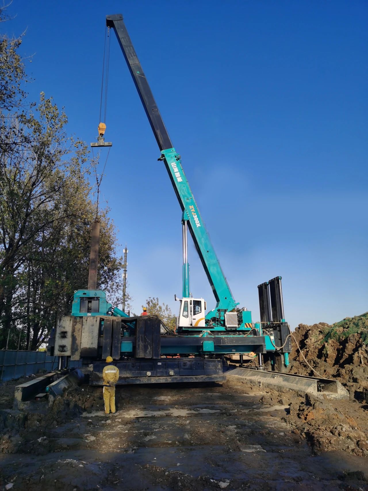 “yp街机绿”闪灼西子湖畔！yp街机智能ZYJ300X斜桩压桩机强势来袭