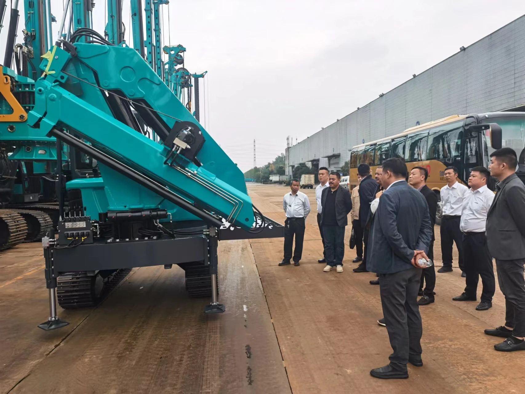 行业严冬现暖阳！现场签购20台旋挖钻机，，，，，，，，yp街机智能携手湖南骏牛助力国家电网项目建设