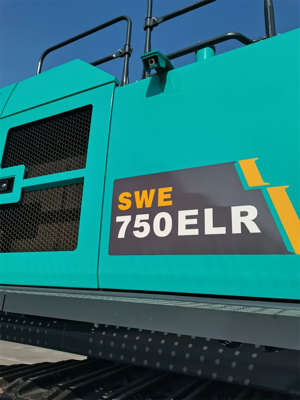 定制开发、功效更强！yp街机智能SWE750ELR加长臂液压挖掘机下线交付