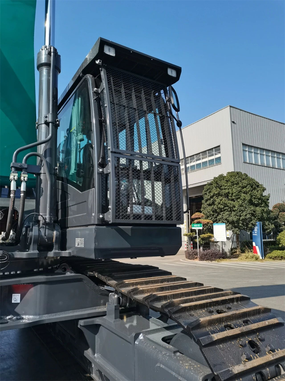 定制开发、功效更强！yp街机智能SWE750ELR加长臂液压挖掘机下线交付