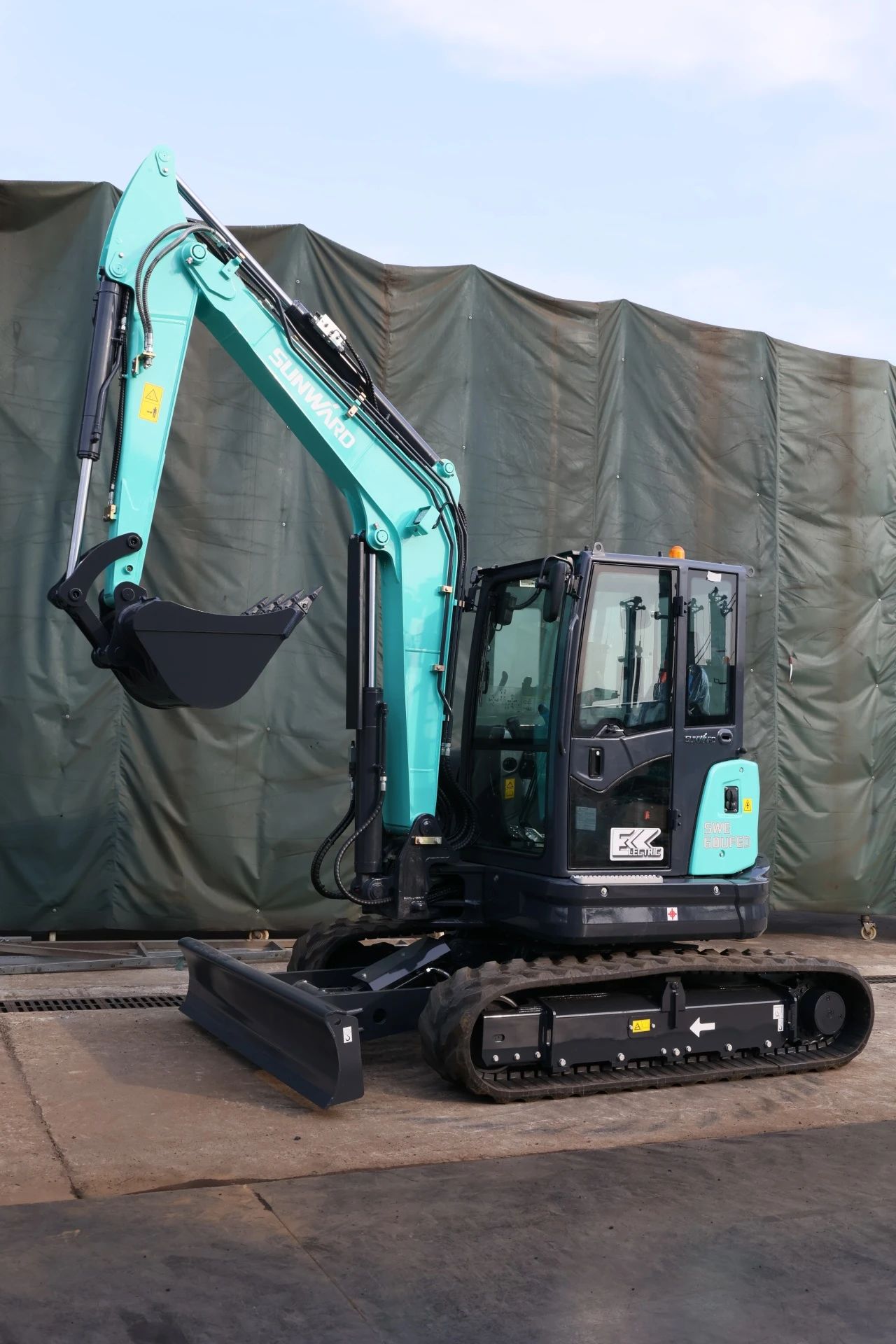 绿色上新！yp街机智能SWE60UFED纯电动无尾挖掘机乐成下线