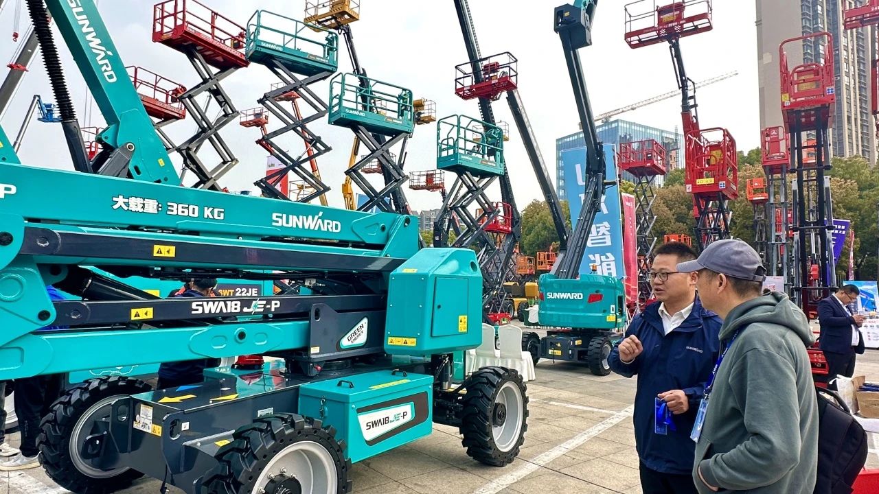 “爆品”来袭，，，，，，签简单直！ yp街机智能艳服亮相第八届天下高空作业平台租赁大会