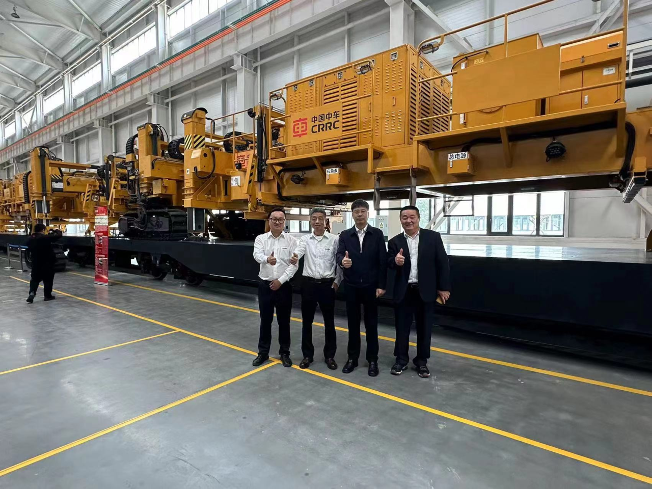 CPH-30J道岔铺换机组全球宣布！yp街机智能与宝鸡中车时代共绘铁路装备新篇章！