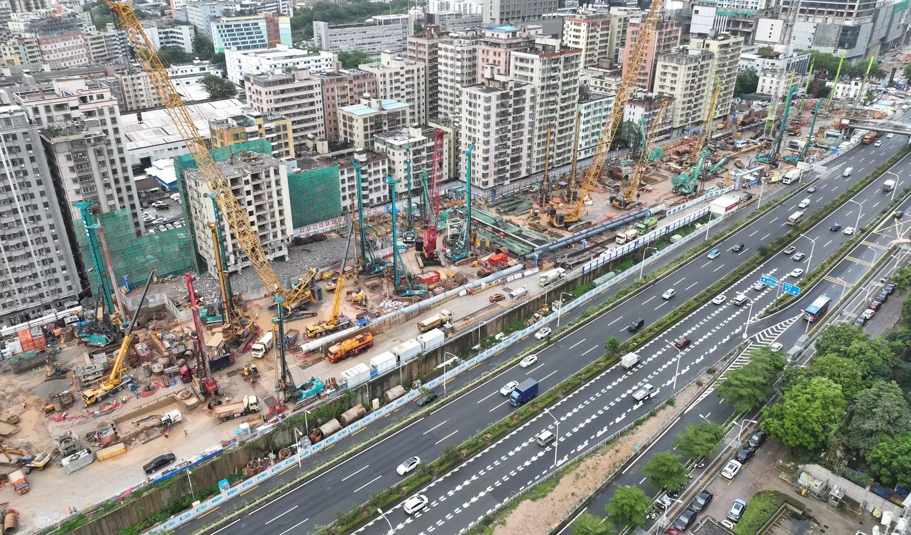 性能突出，，，，，，超强助力！yp街机智能旋挖钻机助力深圳地铁五和站施工