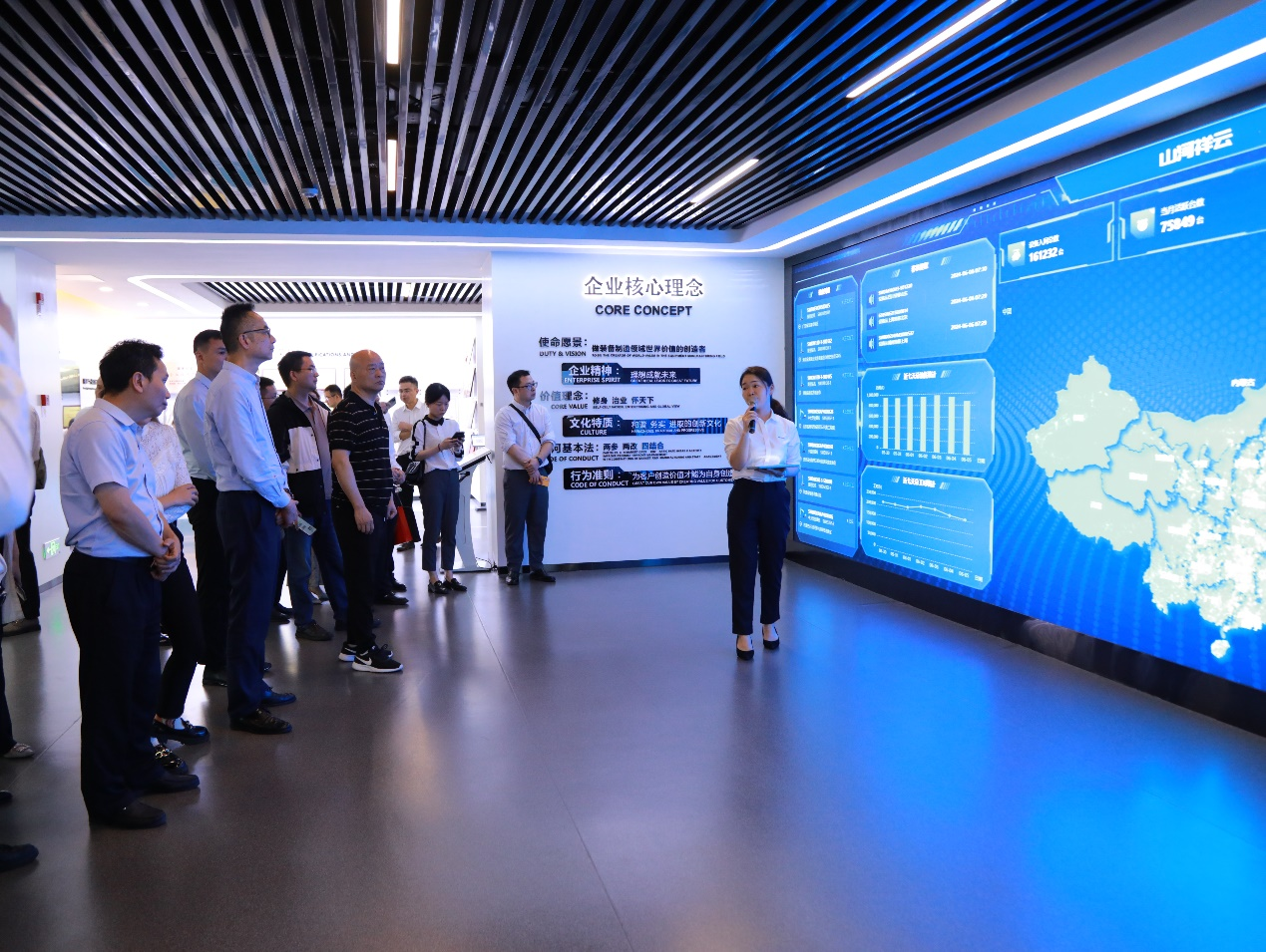 湘潭市工信局带队莅临yp街机智能开展智能制造现场观摩交流活动