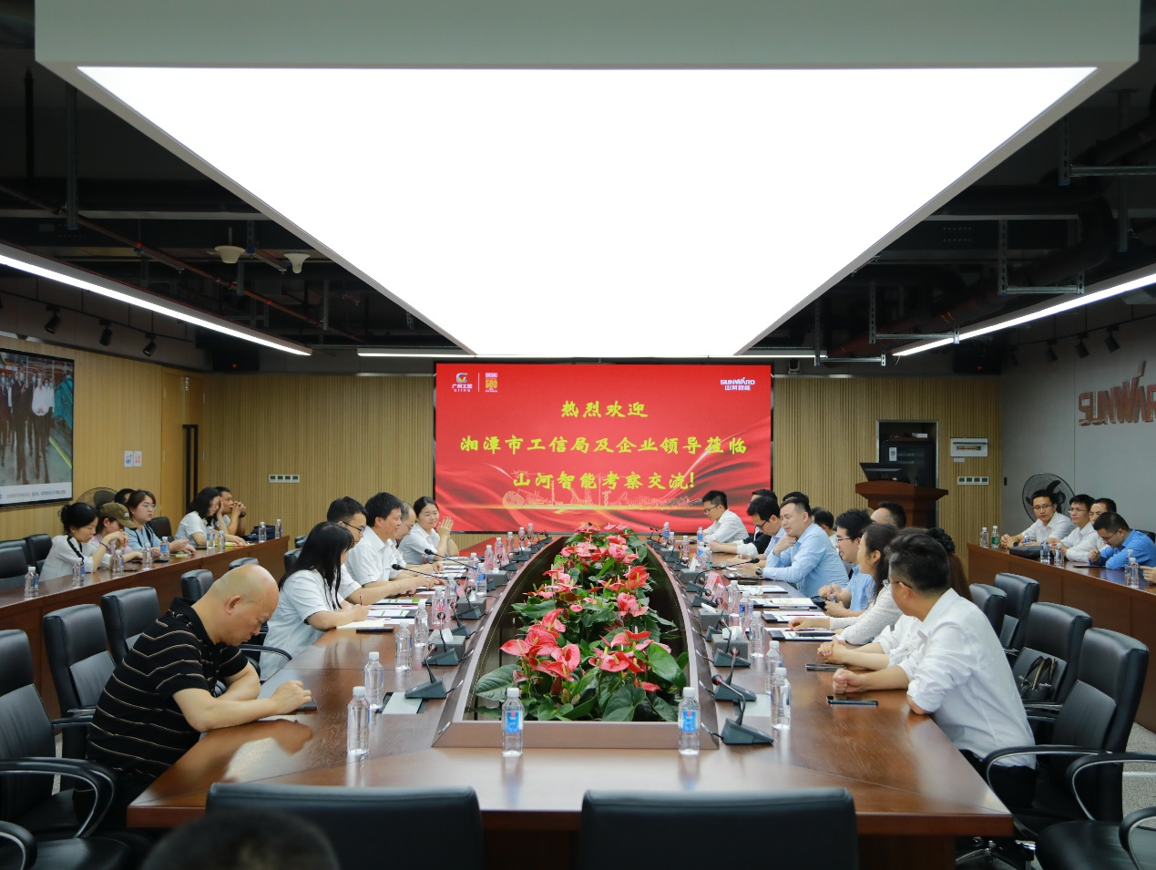 湘潭市工信局带队莅临yp街机智能开展智能制造现场观摩交流活动