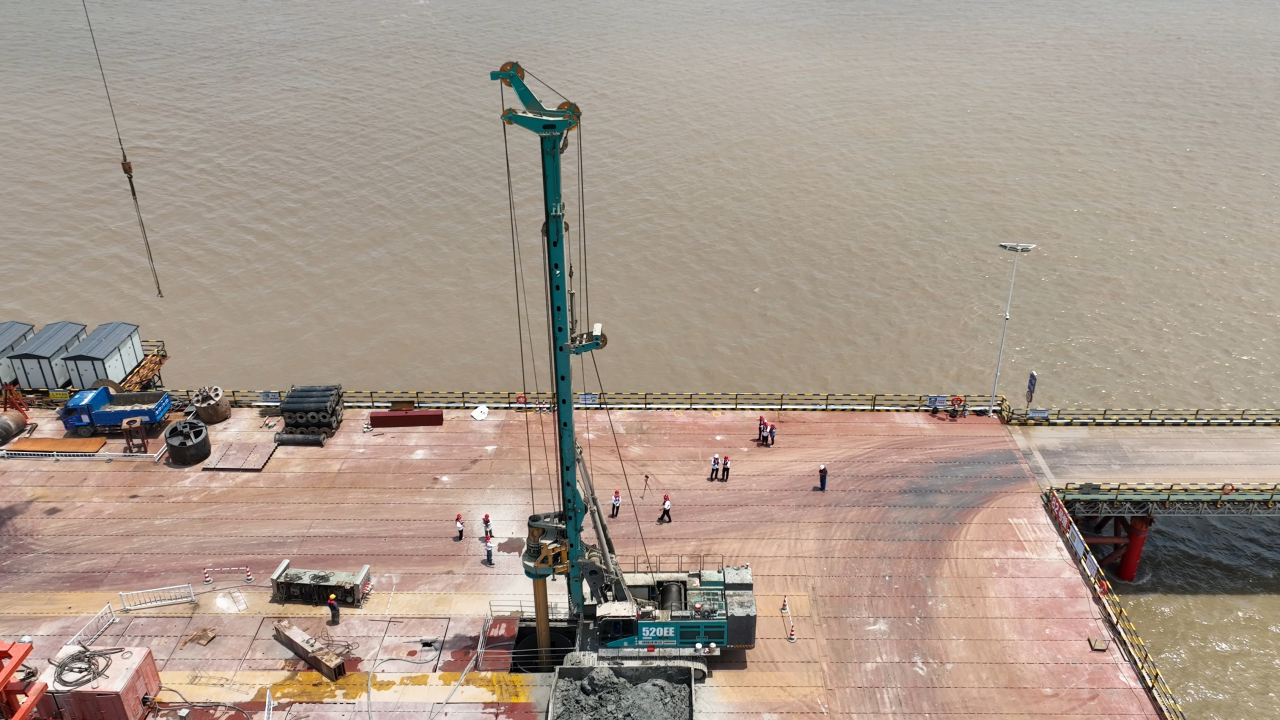 先导式立异，，，，，，，再推电动新品！yp街机智能SWDM520EE增程式旋挖钻机推介会乐成举行