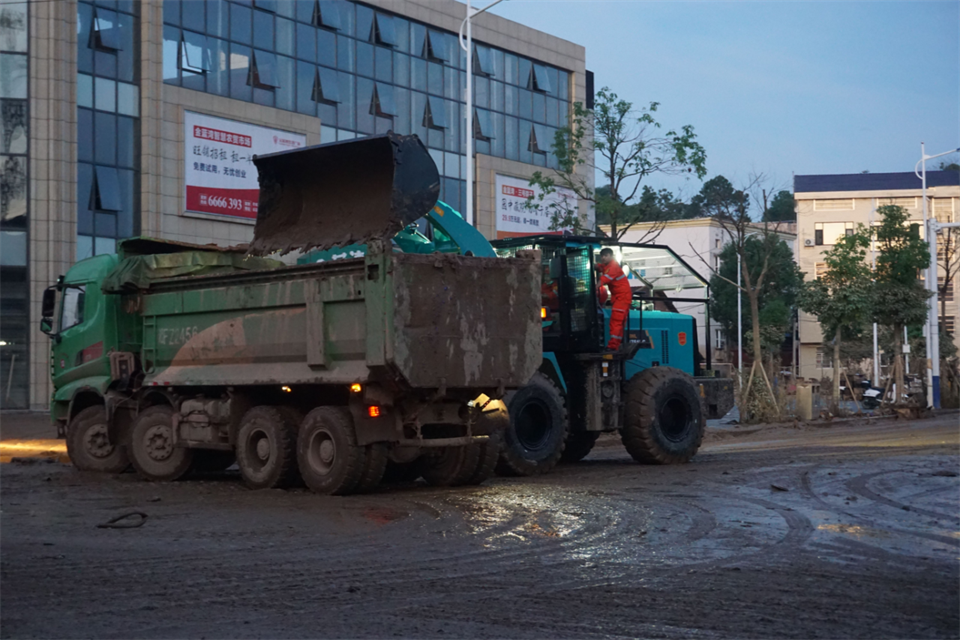 驰援湖南平江抗洪抢险，，，，，，，共克时艰显继续