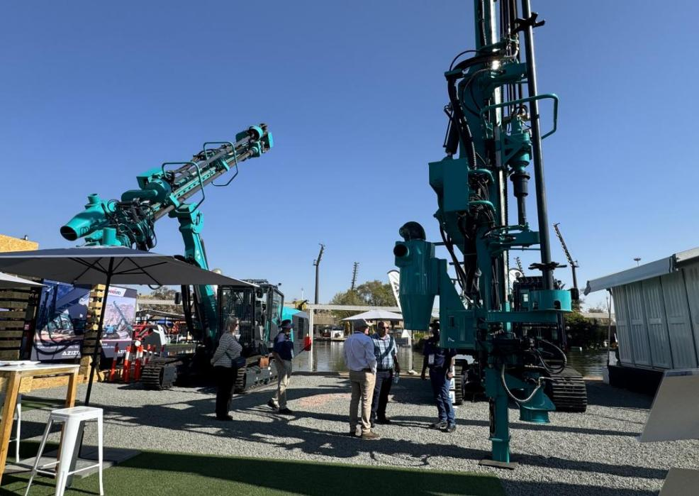 跨越山海，，，，，，，重器远航！yp街机智能亮相南非最大矿业展会