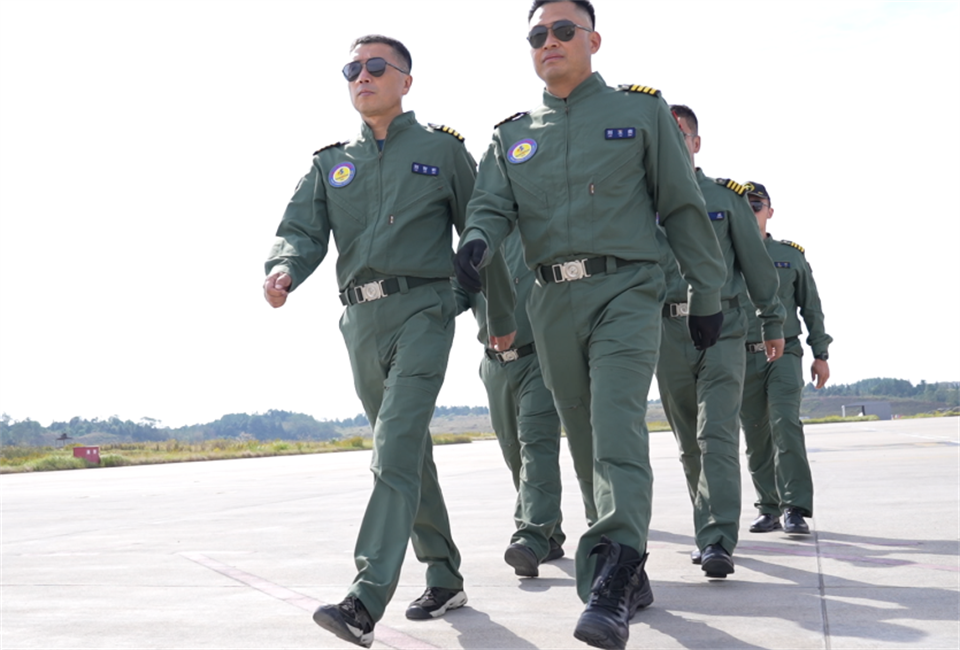 十年织得yp街机秀，，，，，践行初心创未来！yp街机航行演出队建设10周年庆典活动盛大举行