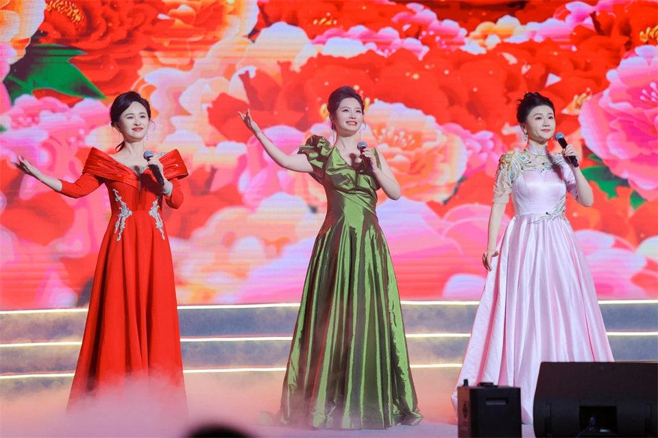 立异引领价值 理想成绩未来——庆祝yp街机智能建设25周年表扬大会暨文艺晚会盛大举行