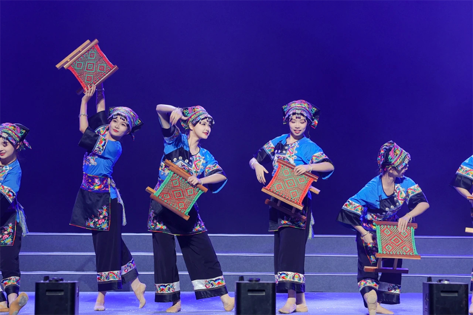 立异引领价值 理想成绩未来——庆祝yp街机智能建设25周年表扬大会暨文艺晚会盛大举行