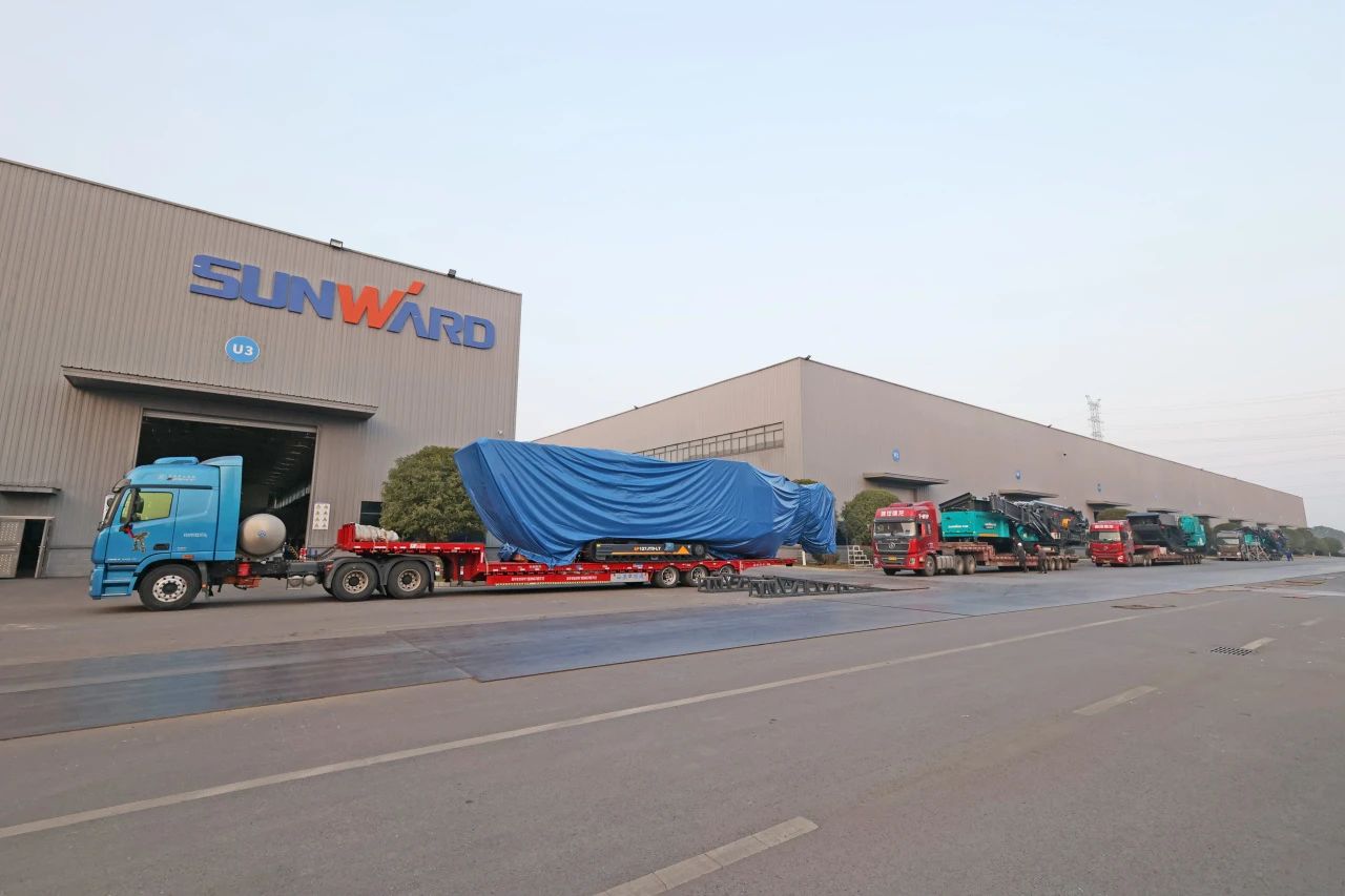 yp街机普石勒柴电一体移动破碎筛分装备热销外洋