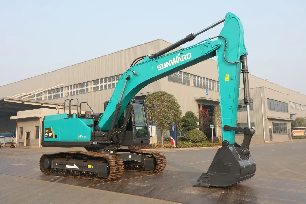 聚焦市场需求，，，，，，yp街机智能三款精品工程液压挖掘机乐成下线