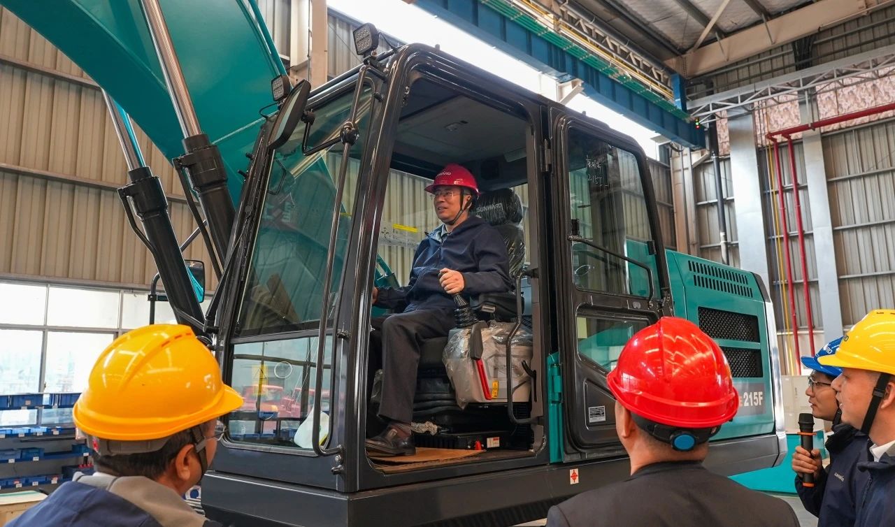 聚焦市场需求，，，，，，yp街机智能三款精品工程液压挖掘机乐成下线