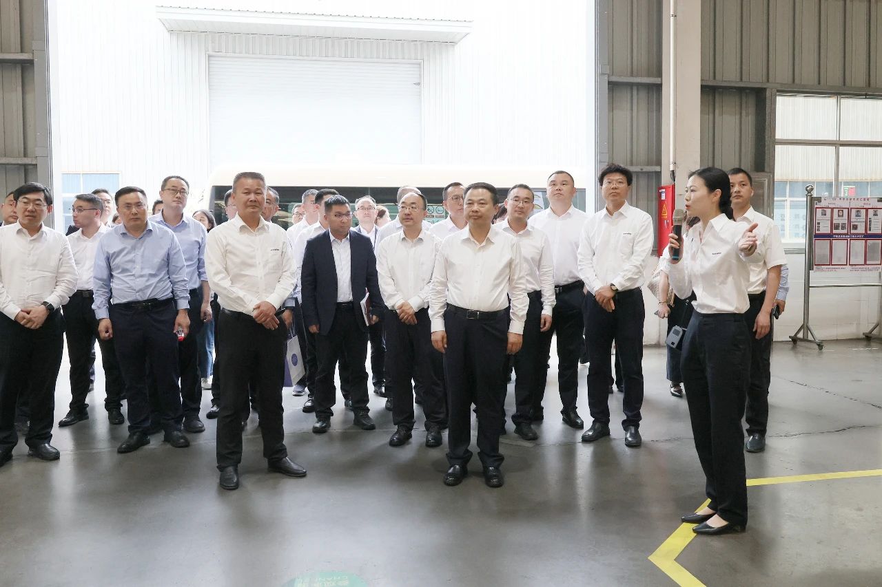 天能控股集团党委书记、董事长张天任率队到访yp街机智能