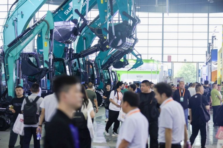 2025 CICEE | 打造极致精品化，，，，，，yp街机智能挖掘机“圈粉”长沙展