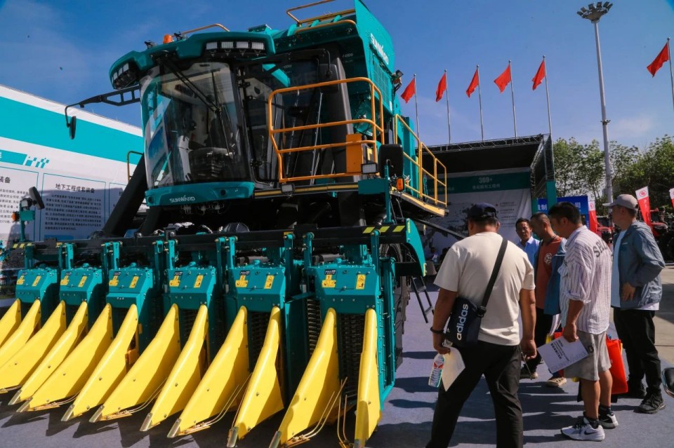 yp街机智能亮相2025新疆国际农业机械展览会