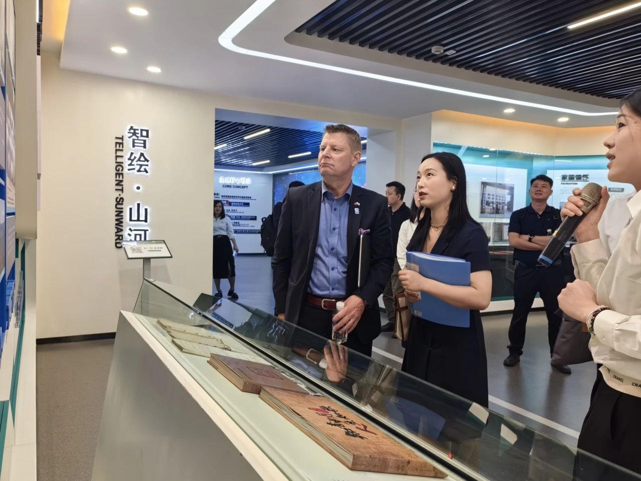 芬兰驻华大使馆商务参赞到访yp街机智能