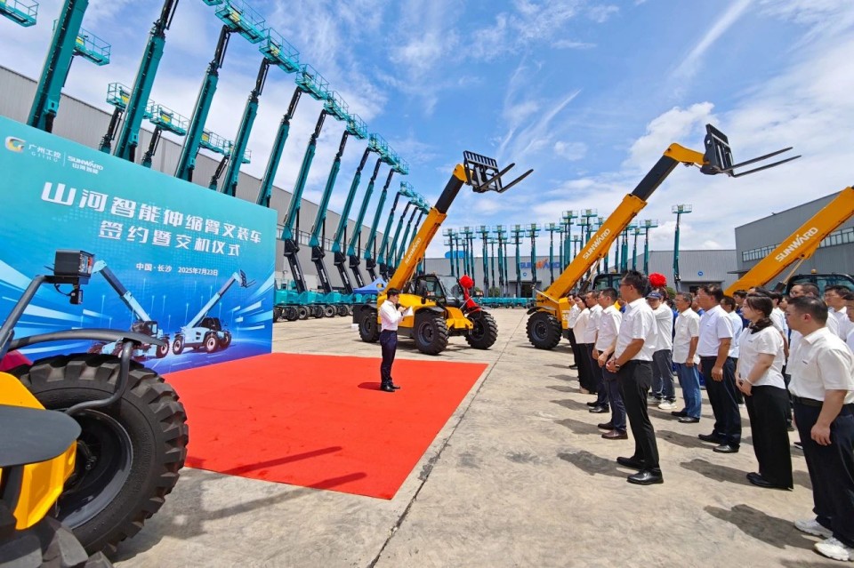 yp街机智能伸缩臂叉装车批量交付，，，即将奔赴新一线