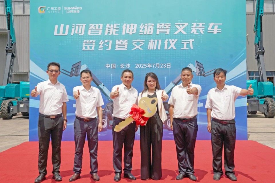 yp街机智能伸缩臂叉装车批量交付，，，即将奔赴新一线