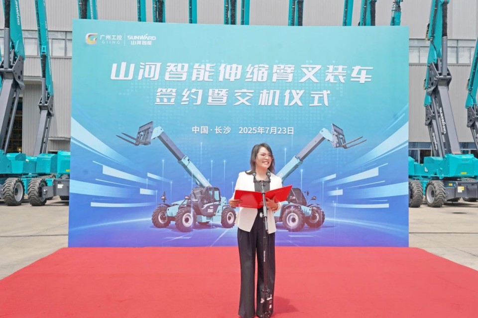 yp街机智能伸缩臂叉装车批量交付，，，即将奔赴新一线