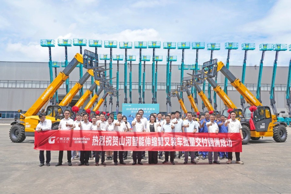 yp街机智能伸缩臂叉装车批量交付，，，即将奔赴新一线