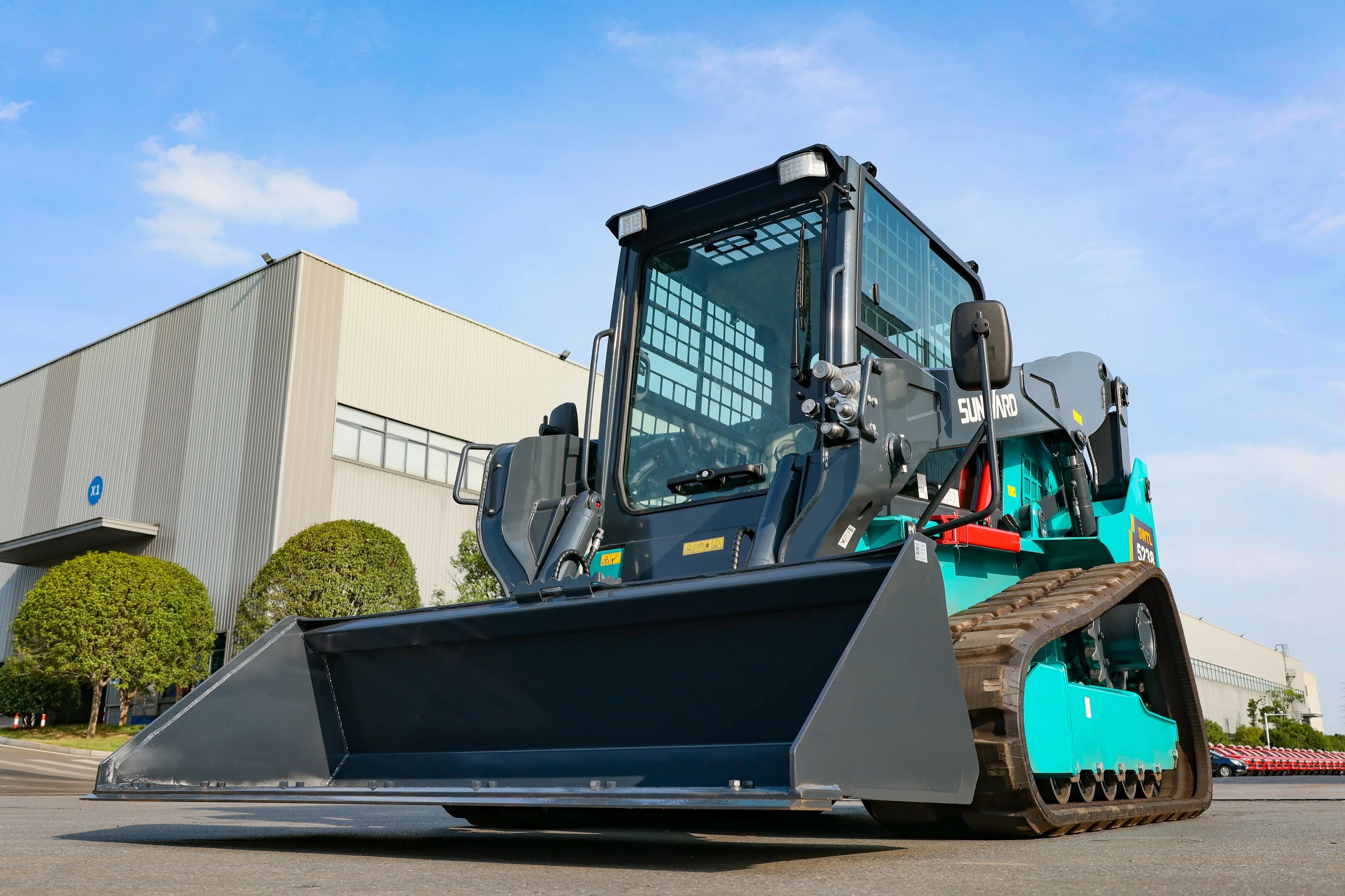 高端装备再获国际认可！yp街机智能最大吨位笔直举升履带式滑移装载机批量发往北美