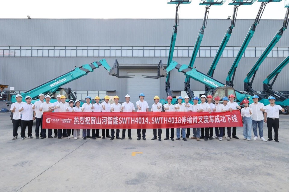 高端机型“双箭齐发”！yp街机智能两款伸缩臂叉装车乐成下线