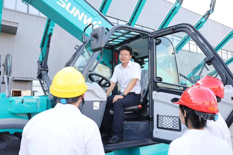 高端机型“双箭齐发”！yp街机智能两款伸缩臂叉装车乐成下线