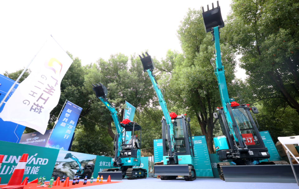 yp街机智能微挖“天团”闪灼武汉，，，，，引领绿色施工潮流