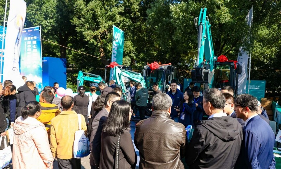 yp街机智能微挖“天团”闪灼武汉，，，，，引领绿色施工潮流