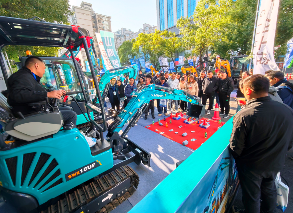 yp街机智能微挖“天团”闪灼武汉，，，，，引领绿色施工潮流